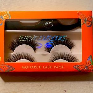 Bottom and top eye lashes with lash applicator